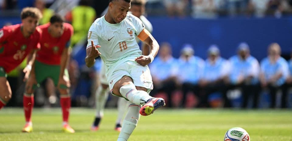 Jugador disparando penalti durante el partido
