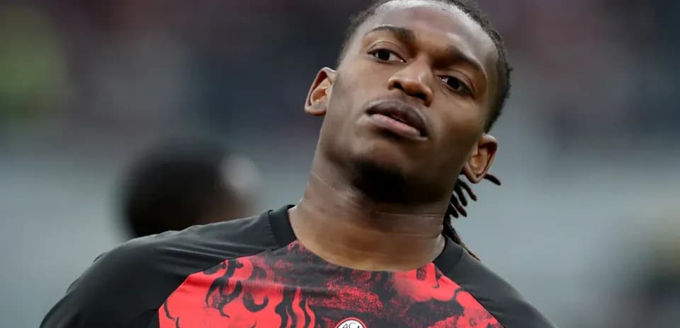 Jugador del AC Milan en calentamiento previo al partido