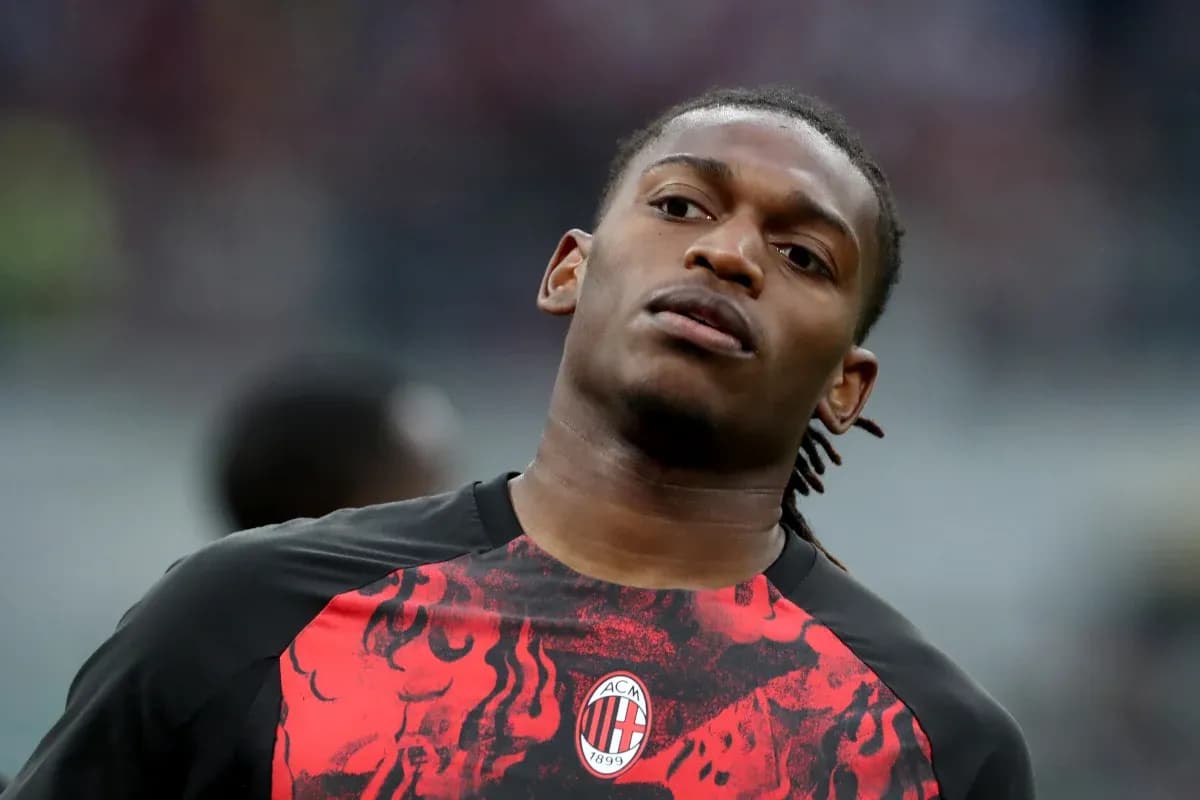 Jugador del AC Milan en calentamiento previo al partido