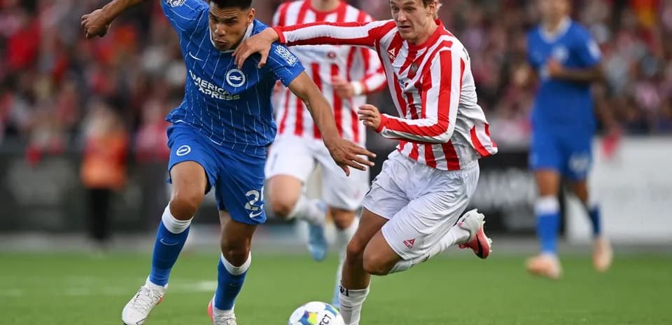 Jugador de Brighton siendo perseguido por oponente