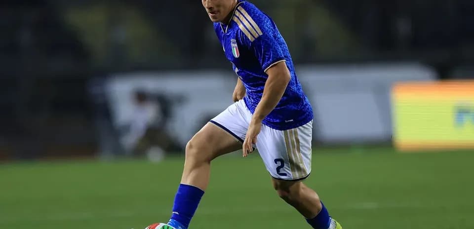 Jugador de Italia controlando el balón en el campo