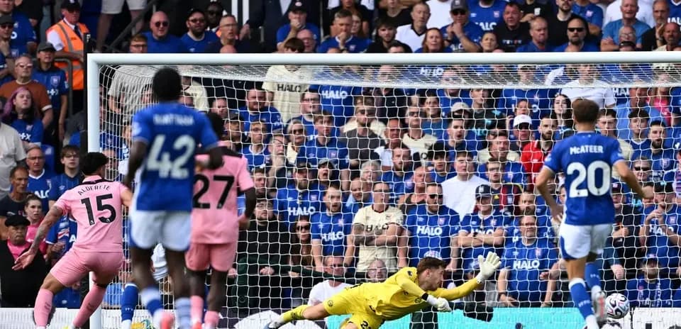 Jugador lanzando penalti mientras el portero se lanza