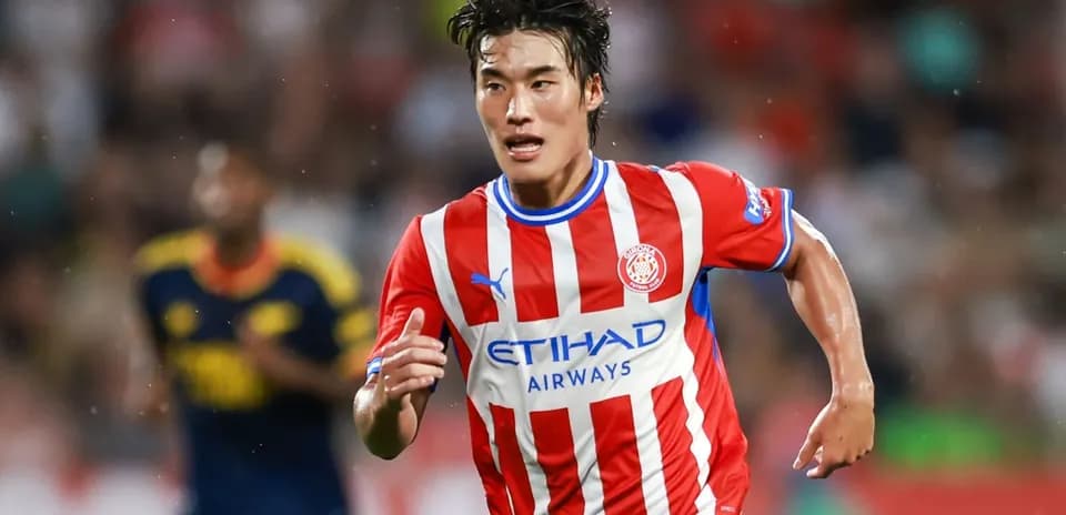 Jugador corriendo con camiseta del Girona FC