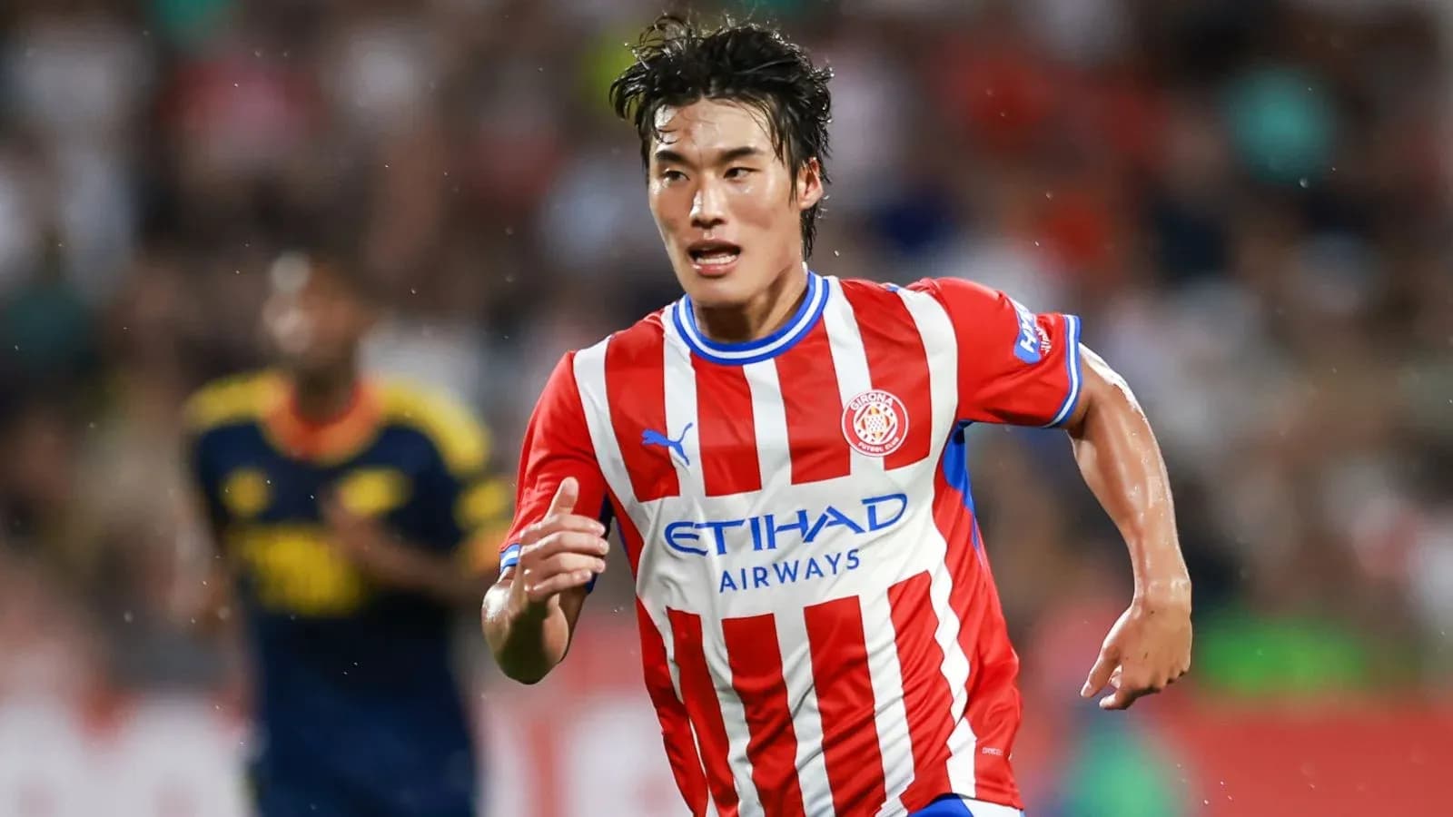 Jugador corriendo con camiseta del Girona FC