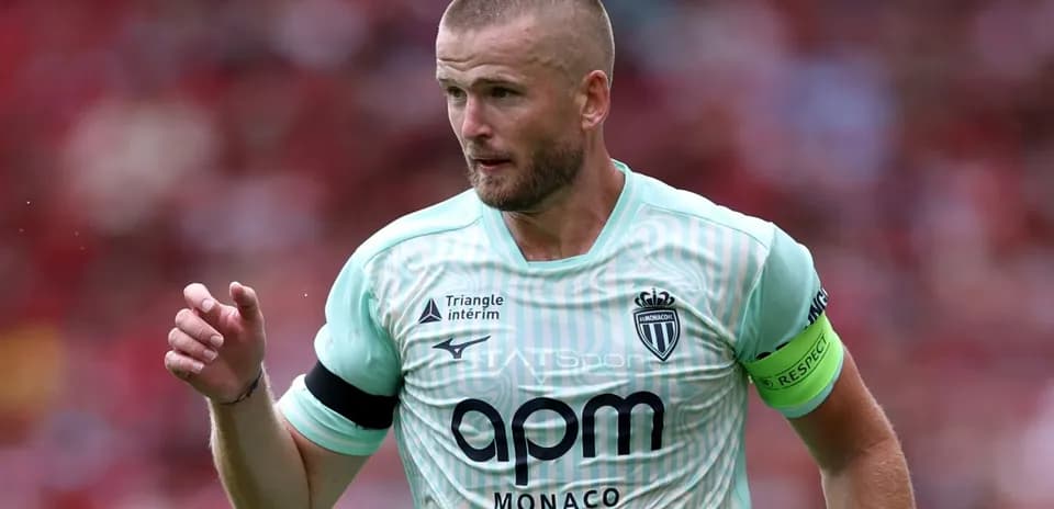 Jugador de AS Mónaco en acción durante el partido