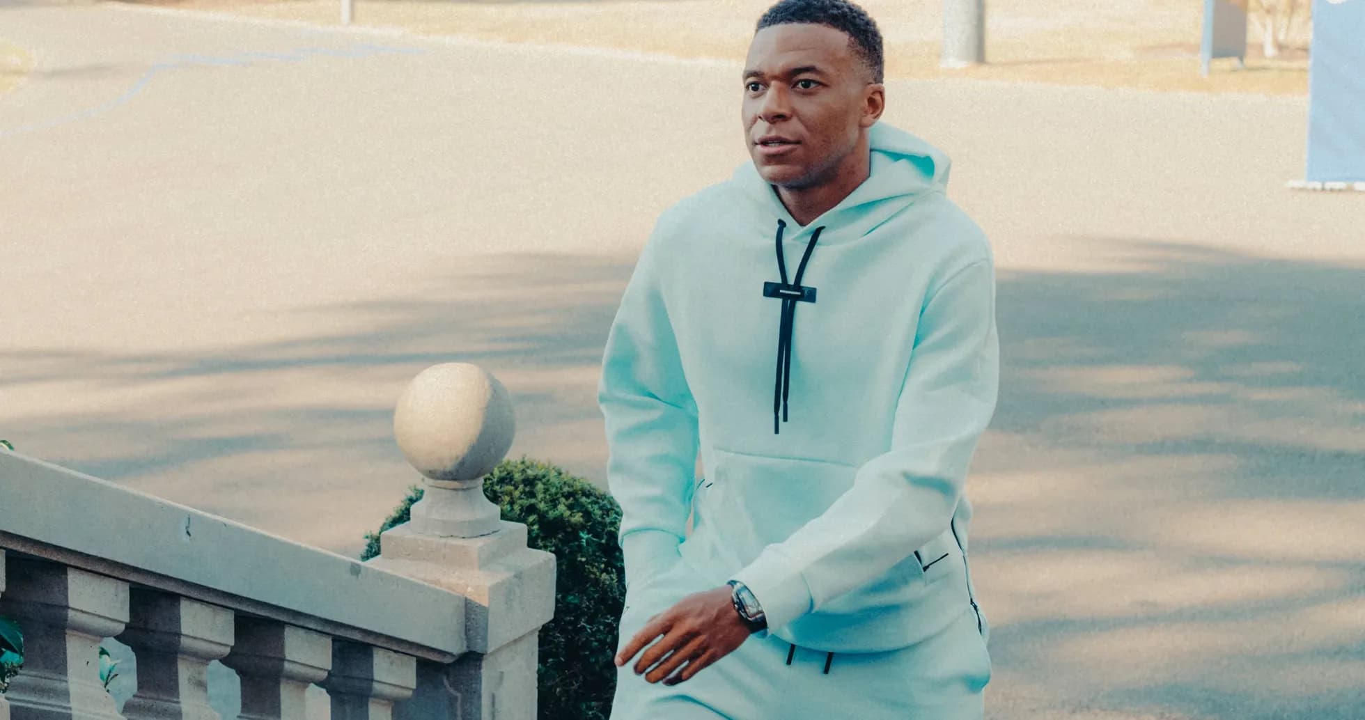 Jugador caminando hacia la cámara con sudadera azul