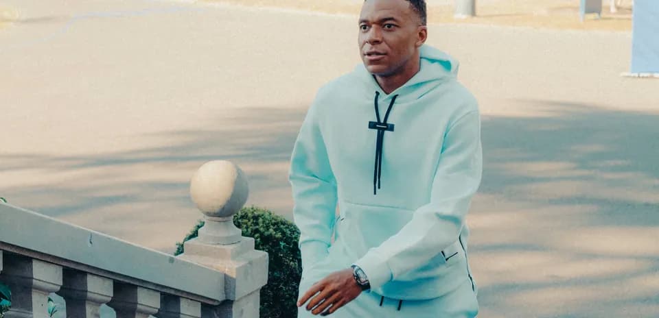 Jugador caminando hacia la cámara con sudadera azul