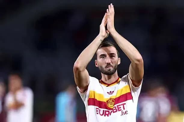 Jugador aplaudiendo al público tras el partido