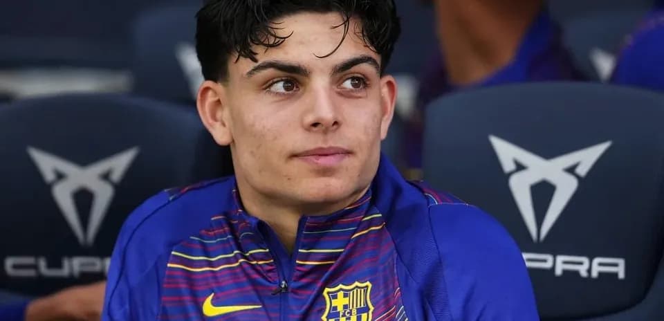Jugador de Barcelona sentado en el banquillo