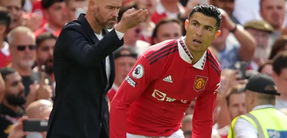 Entrenador dando instrucciones a Cristiano Ronaldo en partido