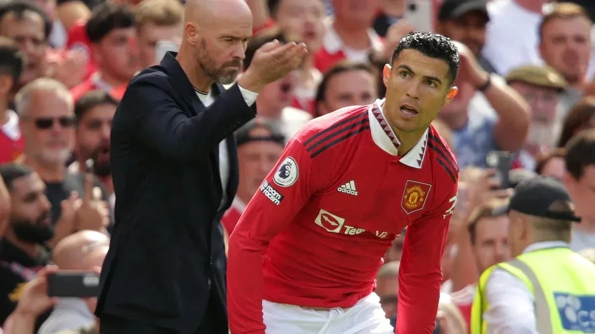Entrenador dando instrucciones a Cristiano Ronaldo en partido