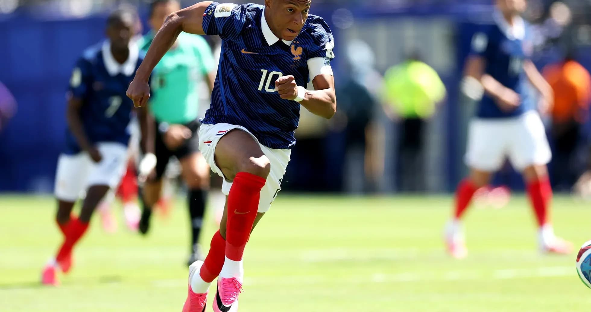 Kylian Mbappé corriendo durante el partido