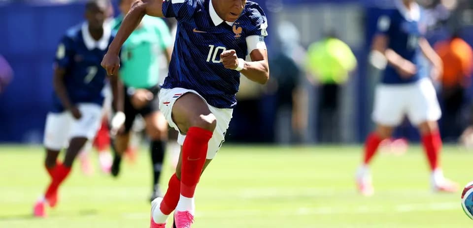 Kylian Mbappé corriendo durante el partido