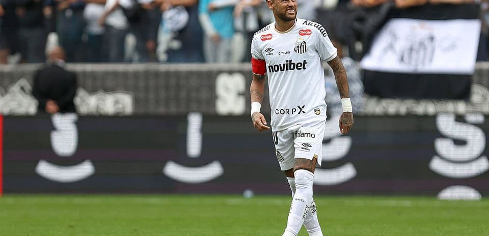 Jugador de Santos caminando durante el partido