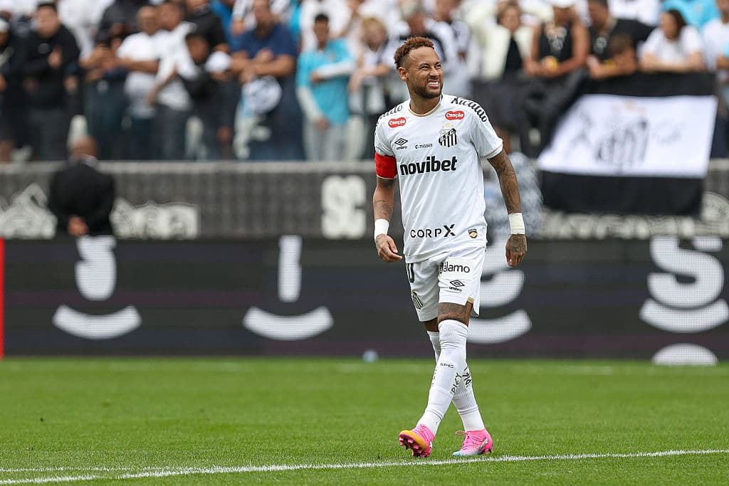 Jugador de Santos caminando durante el partido