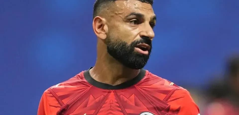Jugador de fútbol con camiseta de Egipto en el campo