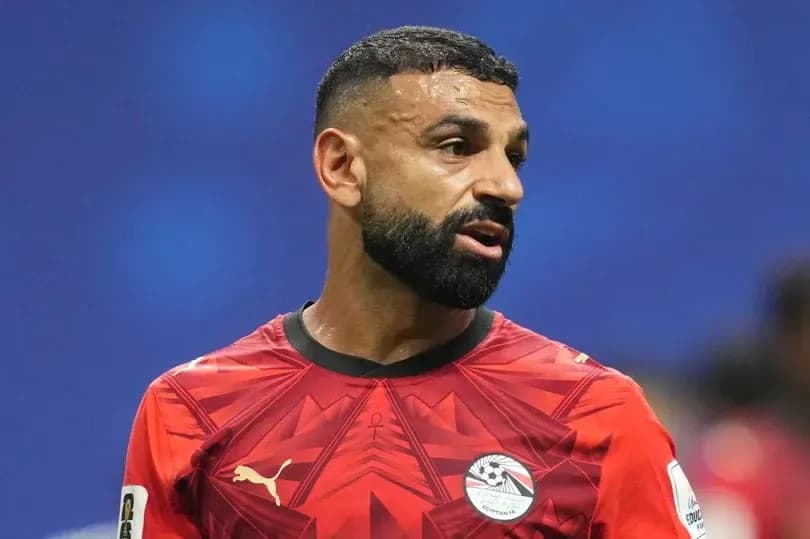 Jugador de fútbol con camiseta de Egipto en el campo