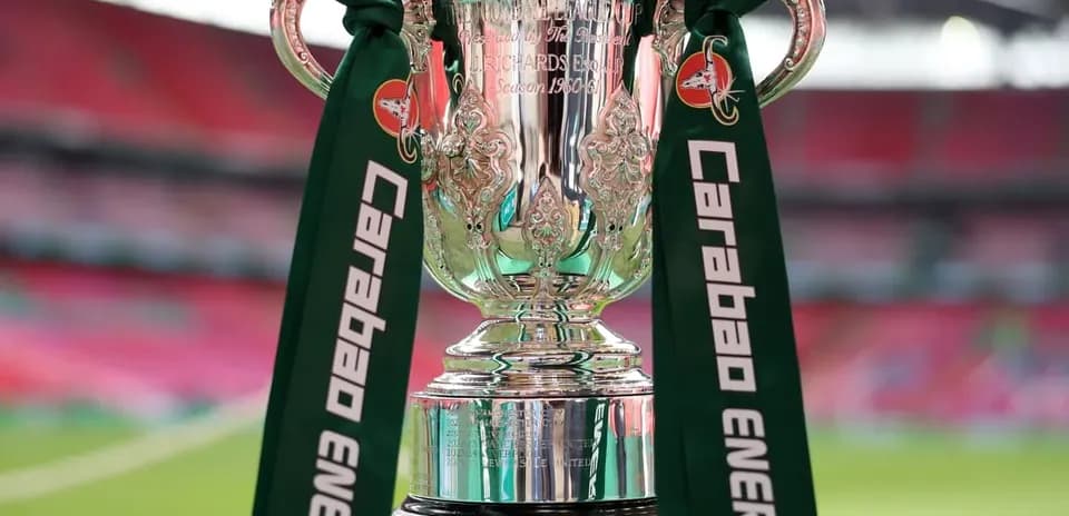 Trofeo Carabao con cintas verdes en estadio