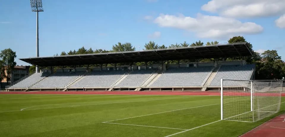 Estadio vacío con césped y gradas visibles