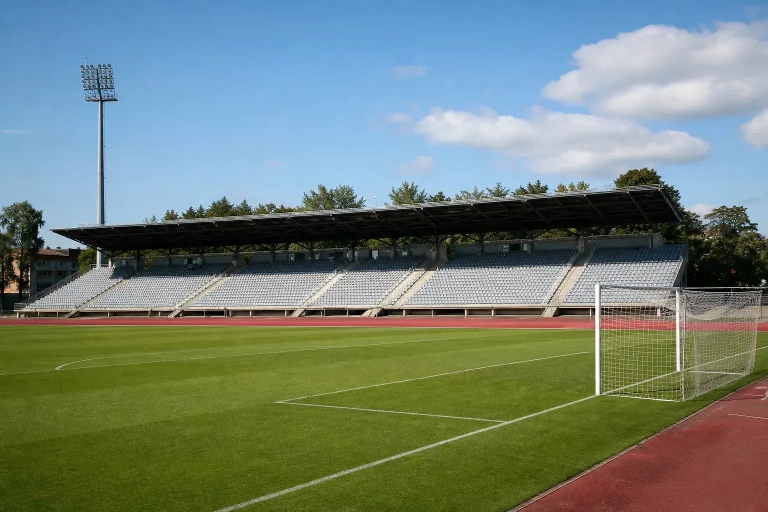 Estadio vacío con césped y gradas visibles