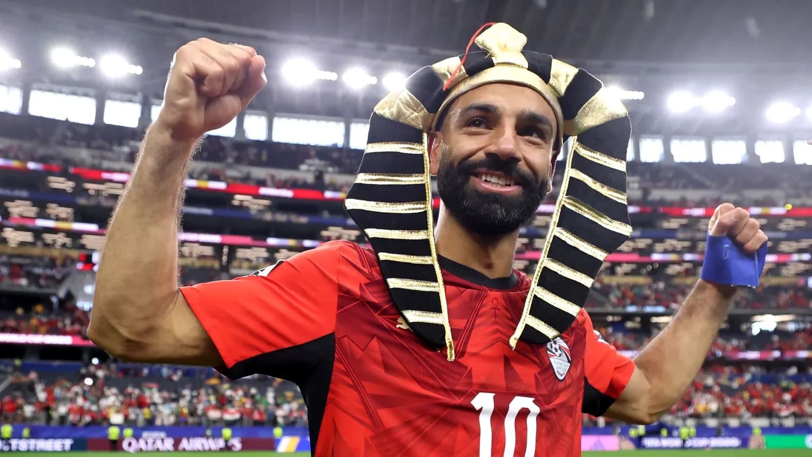 Jugador celebrando con sombrero de faraón en estadio