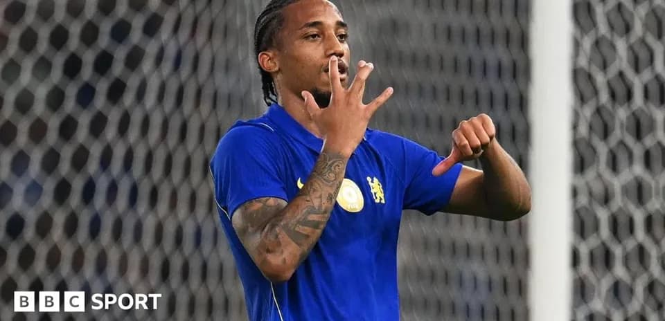 Jugador de fútbol celebrando un gol en el partido