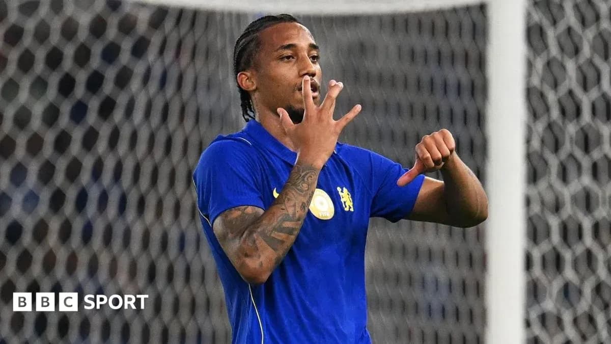 Jugador de fútbol celebrando un gol en el partido