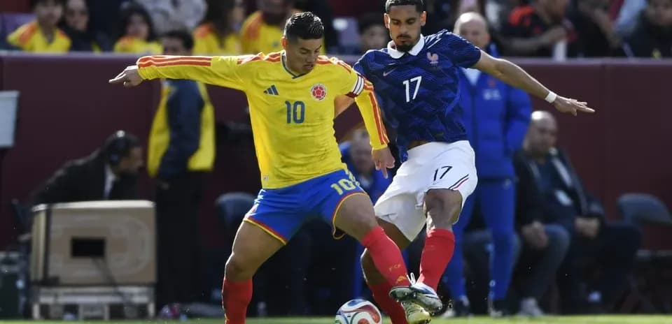 Jugador colombiano disputando el balón con jugador francés