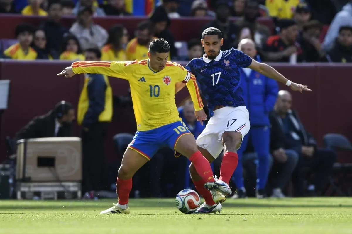 Jugador colombiano disputando el balón con jugador francés