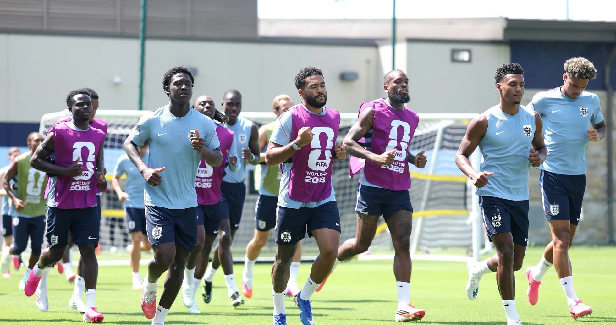 Jugadores de Inglaterra corriendo en entrenamiento