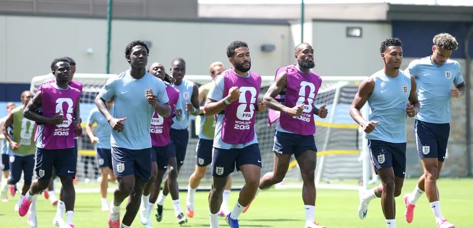 Jugadores de Inglaterra corriendo en entrenamiento