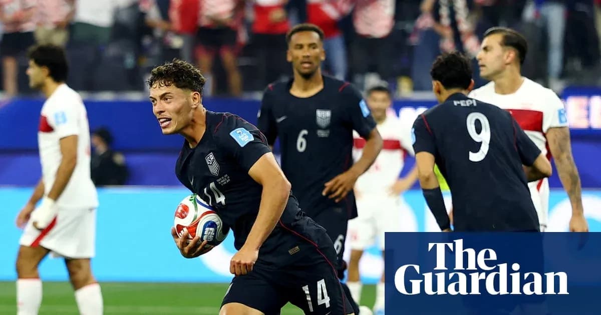 Jugador de Estados Unidos celebrando un gol en partido