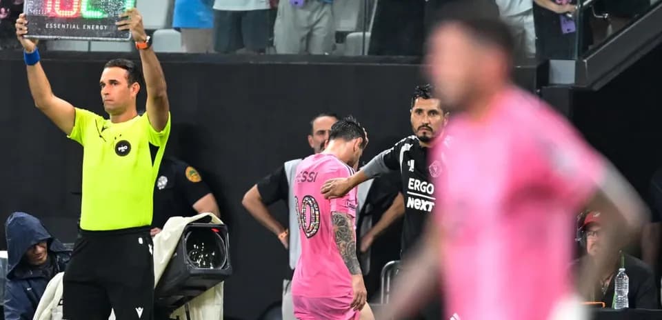 Jugador Messi saliendo del campo durante sustitución