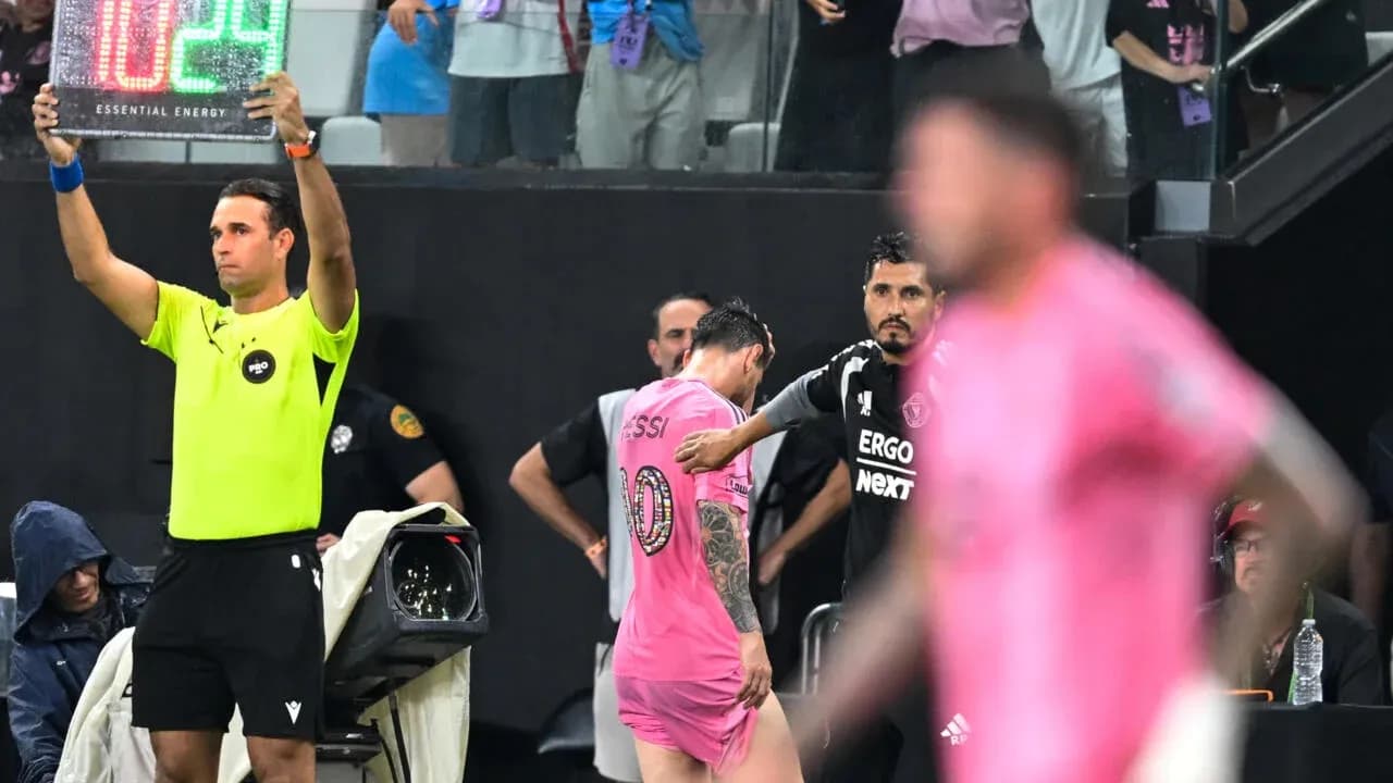 Jugador Messi saliendo del campo durante sustitución