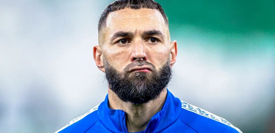 Jugador con barba en camiseta azul durante calentamiento
