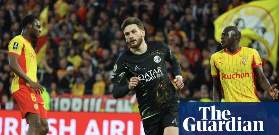 Jugador de fútbol celebrando un gol en el partido