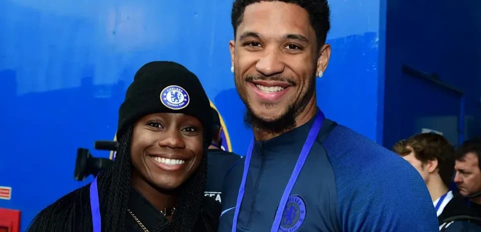Dos personas sonriendo frente a fondo azul