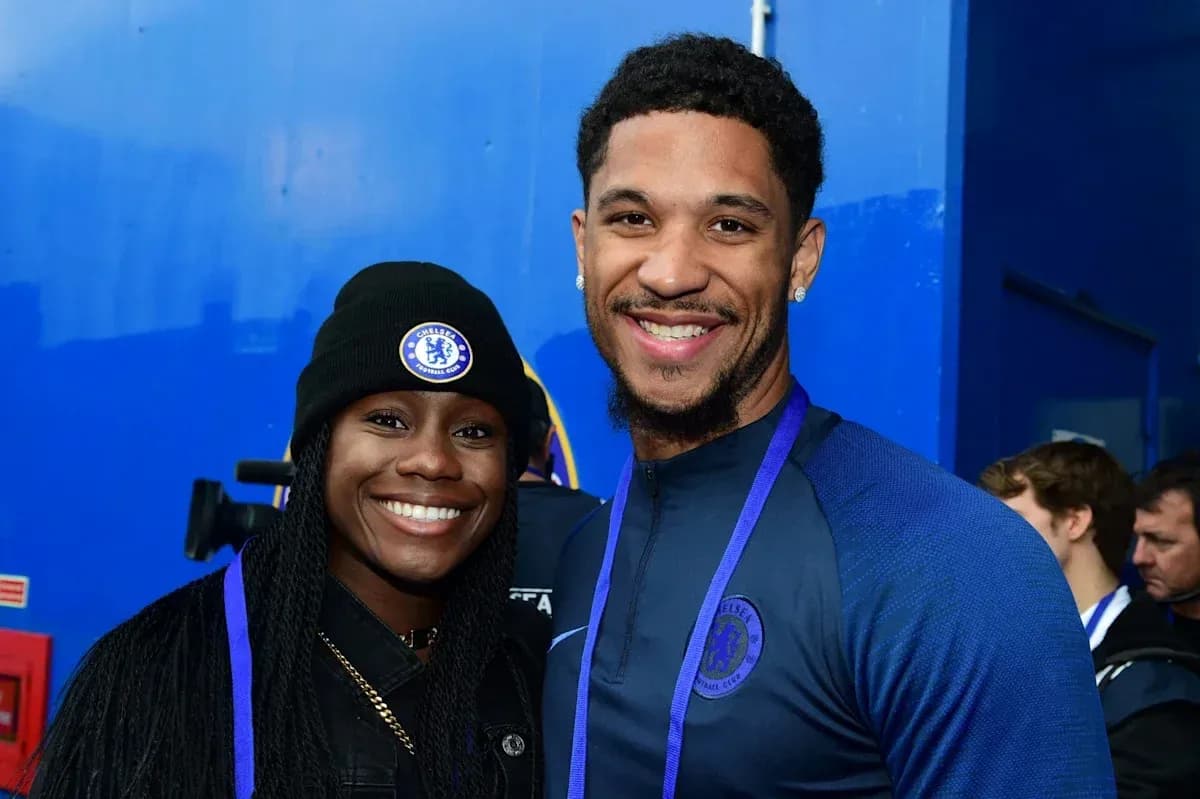 Dos personas sonriendo frente a fondo azul
