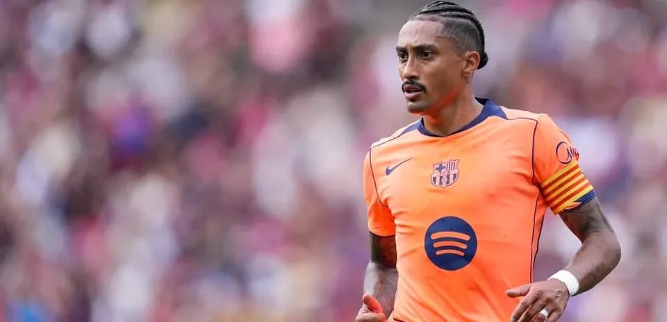 Jugador del FC Barcelona en uniforme naranja durante partido