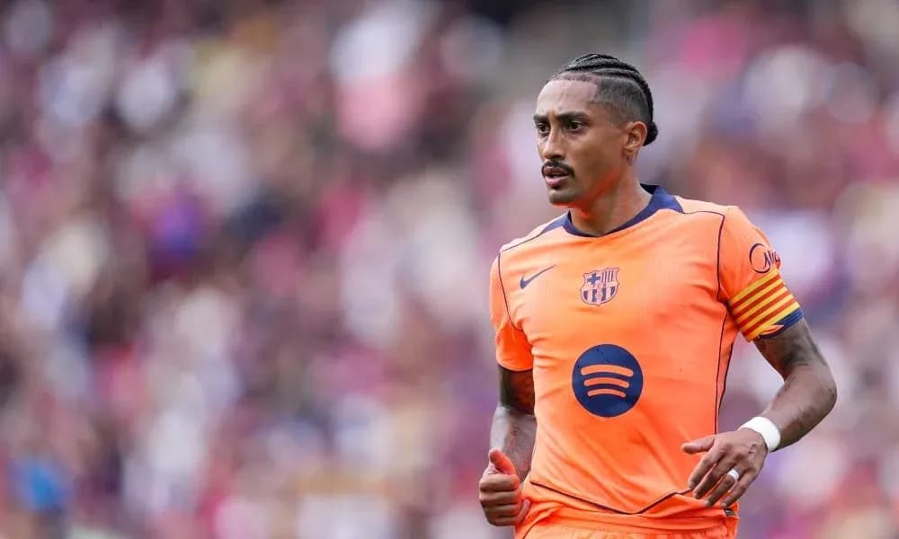 Jugador del FC Barcelona en uniforme naranja durante partido
