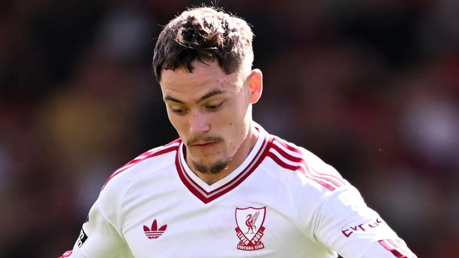 Jugador de Liverpool mirando hacia abajo durante el partido