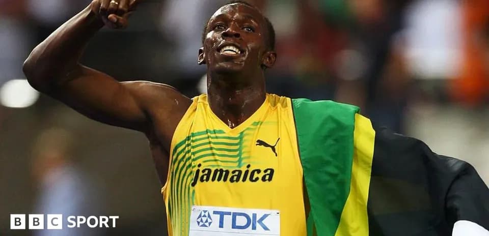 Atleta celebrando con bandera de Jamaica en competencia