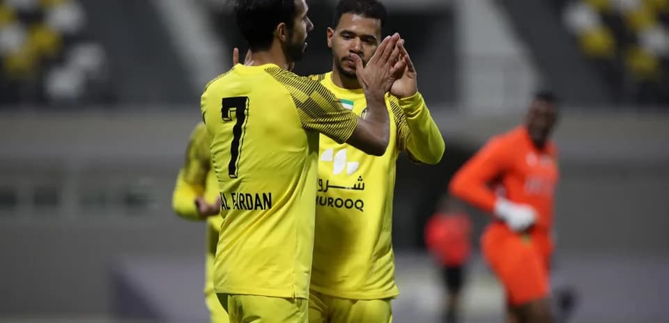 Jugadores celebrando en partido de fútbol