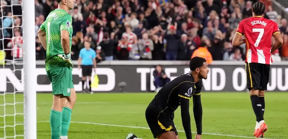 Jugador en el suelo tras un gol en partido