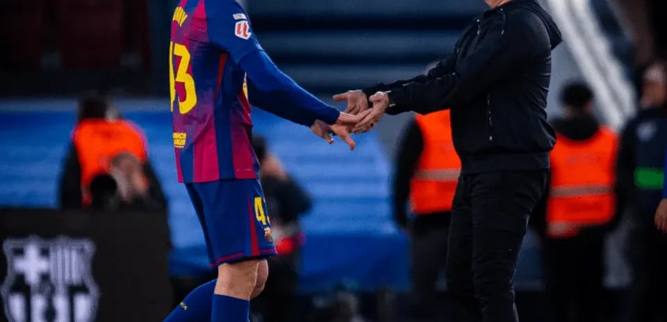 Jugador y entrenador saludándose en el banquillo