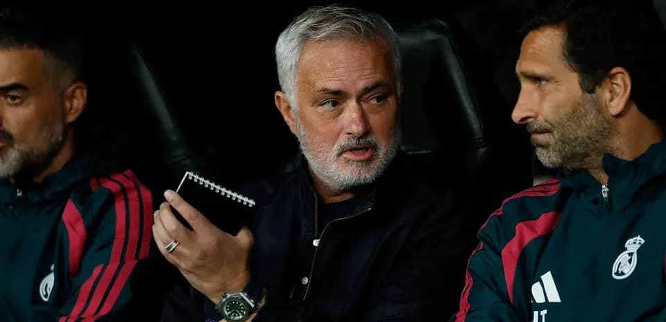 Entrenador discutiendo estrategias en el banquillo