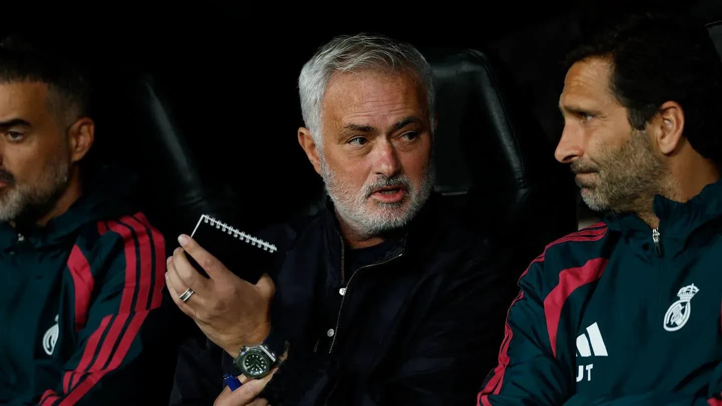 Entrenador discutiendo estrategias en el banquillo