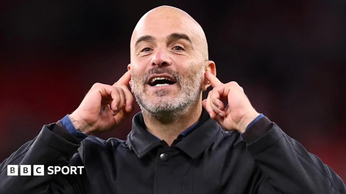 Entrenador gesticulando durante el partido