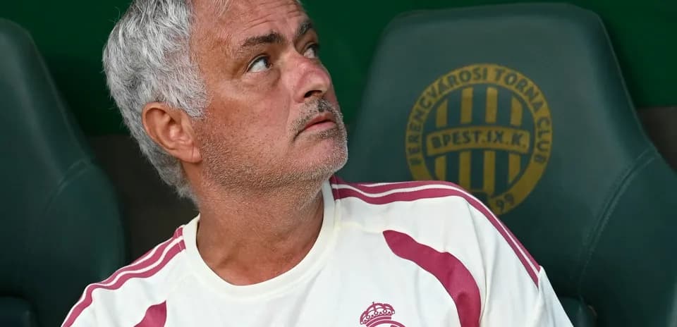 Entrenador en el banquillo durante el partido