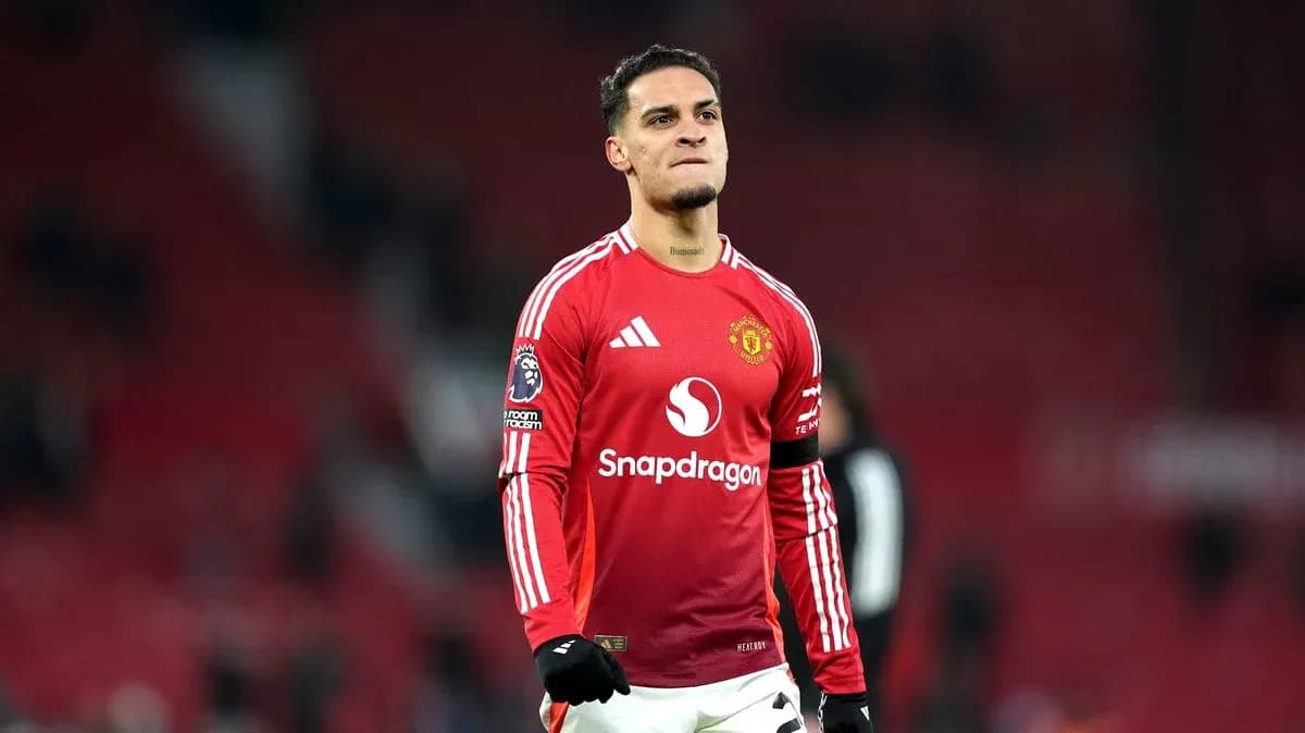 Jugador de Manchester United en el campo tras partido